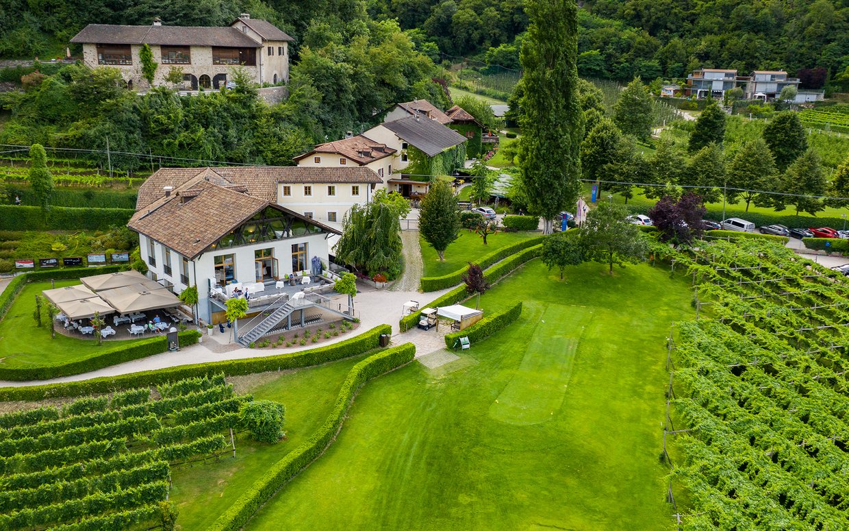 La vita è una festa, festeggiatela con noi qui al Gutshof es bei uns. Im Gutshof.